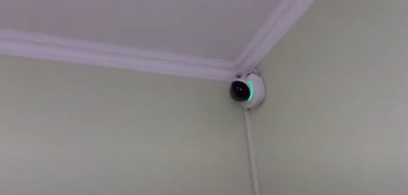 camera installation, mounting, security 📸📸 Realistic photo of a security camera being mounted on an exterior wall by a technician. Clear details, bright lighting 📸📸 Монтаж видеокамеры