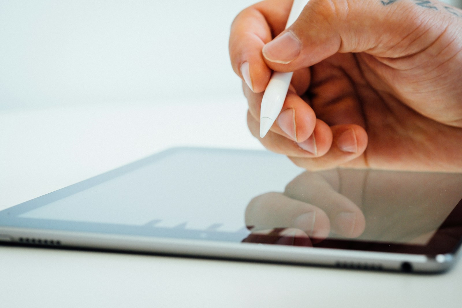 tablet holding, reading, 2025 📸📸 Realistic close-up photo of a person holding a modern 2025 tablet with warm lighting and visible screen details 📸📸 Человек держит планшет