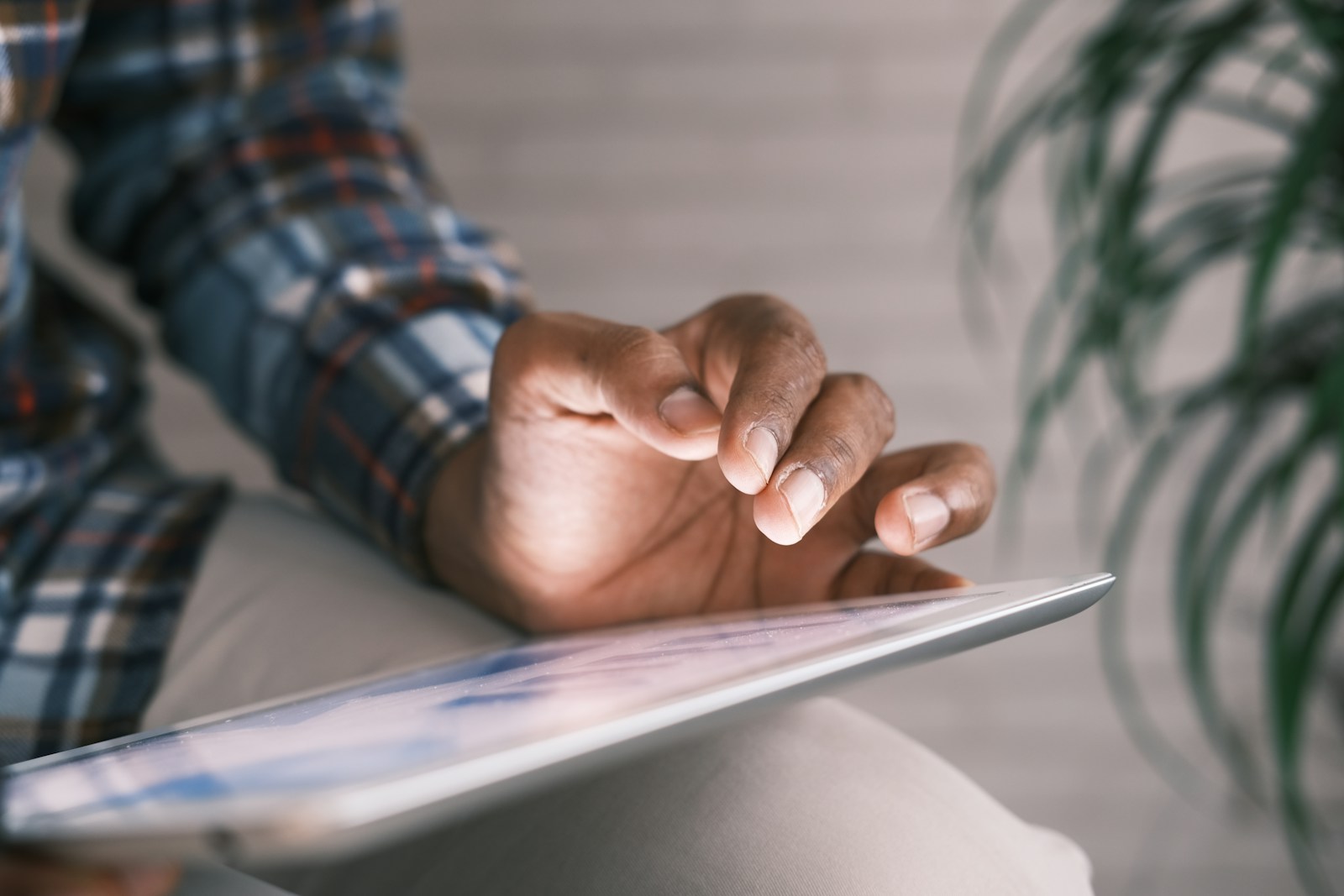 tablet workspace 2025, productivity 📸📸 Realistic photo of a tablet standing on a magnetic keyboard in a bright ergonomic office setup 📸📸 Планшет в рабочем пространстве 2025