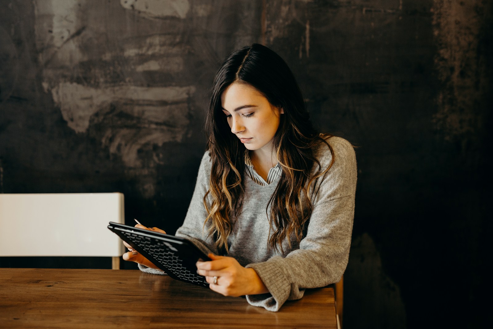 tablet, 2025, workspace 📸📸 Realistic photo of a sleek 2025 tablet lying on a wooden desk with soft daylight and clean setup 📸📸 Планшет на рабочем месте